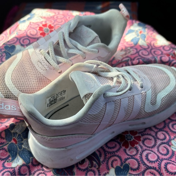 Girls Adidas sneakers Size 7K (Toddler). Gently used - Picture 2 of 3